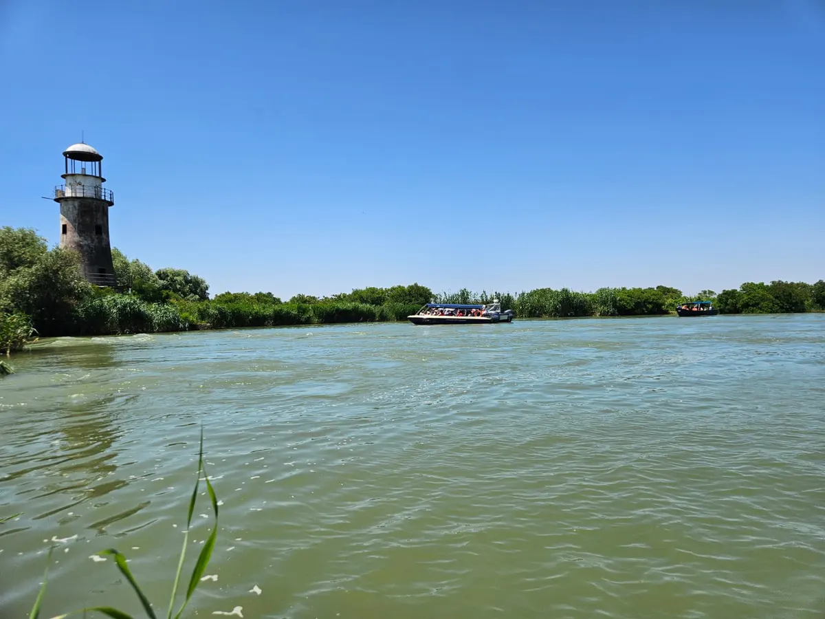 Farul vechi din Sulina, într-o zi de vară