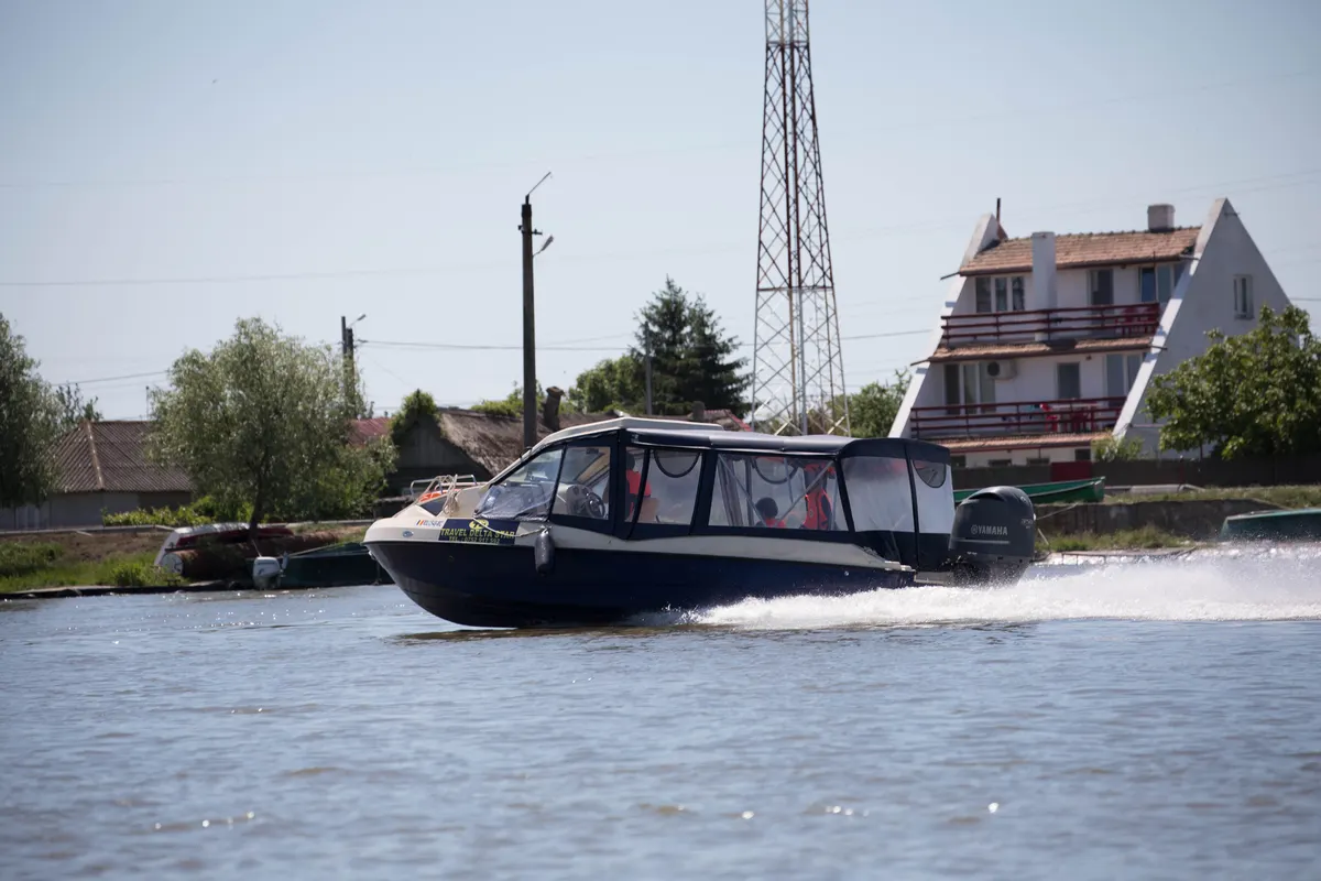 Navă Travel Delta Star pe Dunăre, în dreptul caselor de pe mal
